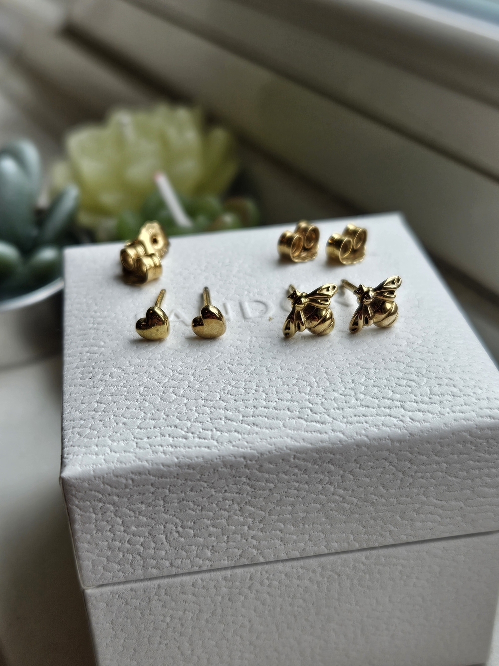 Pandora Bee and Heart Studs Set